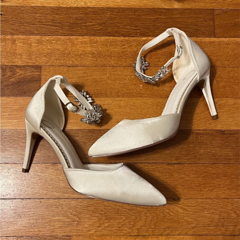 NWOT Journee Collection Ivory Loxley Rhinestone Embellished Pump- Size 8
